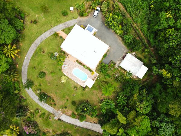 Saint-Claude (97120) Villa avec piscine F5 + F2 et garage sur 4000 m² !!