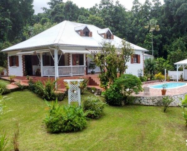 Saint-Claude (97120) Villa avec piscine F5 + F2 et garage sur 4000 m² !!
