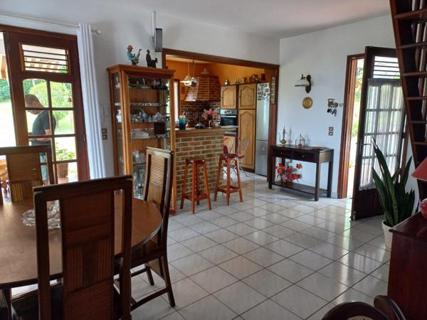 Saint-Claude (97120) Villa avec piscine F5 + F2 et garage sur 4000 m² !!