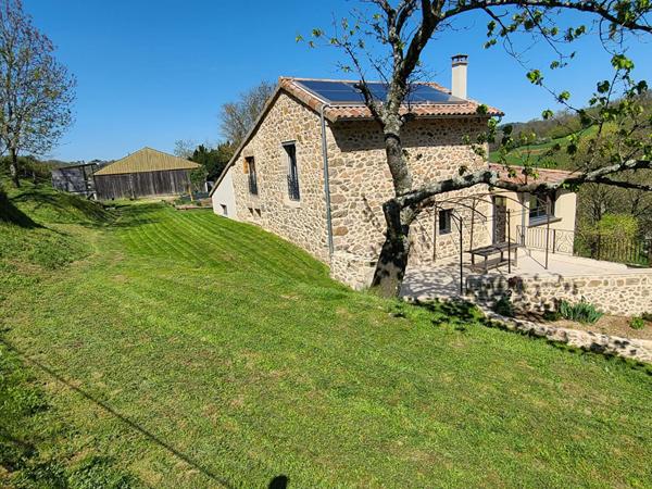 Propriété avec bâtisse rénovée et 5 ha de terrain en Ardèche