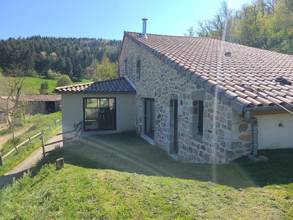Propriété avec bâtisse rénovée et 5 ha de terrain en Ardèche