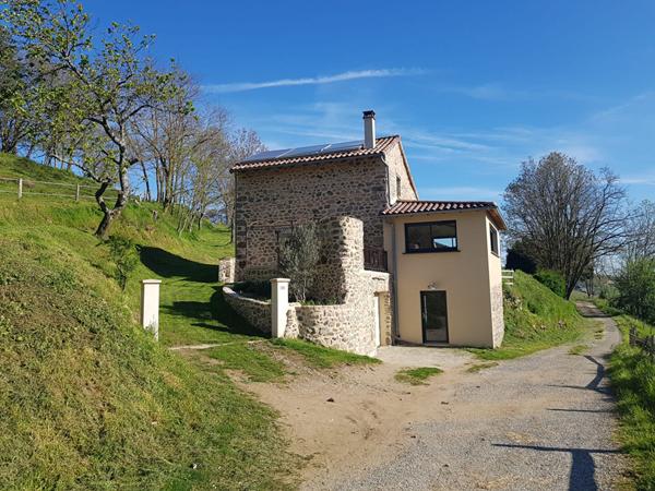 Propriété avec bâtisse rénovée et 5 ha de terrain en Ardèche
