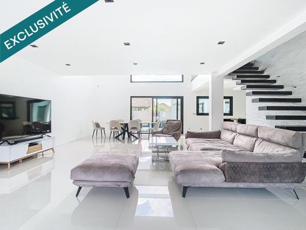 Maison comtemporaine de 246 m² avec piscine