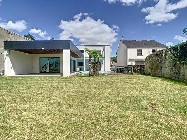 Maison comtemporaine de 246 m² avec piscine