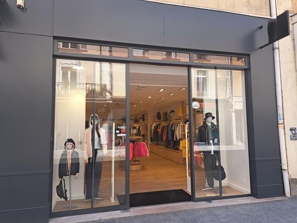 Local commercial , Laval Local commercial , Laval