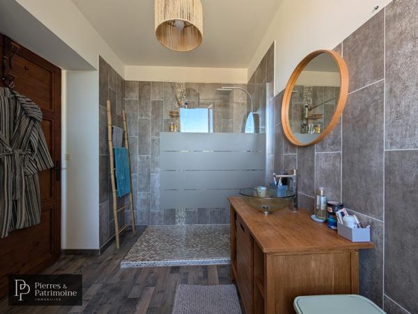 Laplume (47310) Maison en pierre avec dépendances et jardin autour