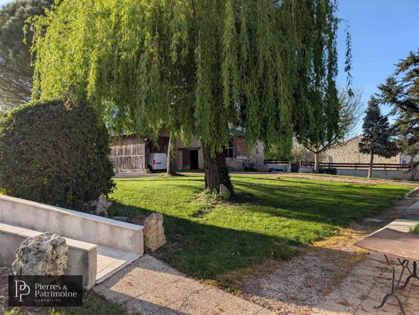 Laplume (47310) Maison en pierre avec dépendances et jardin autour