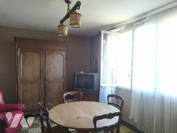 A vendre à Tinchebray-Bocage un pavillon mitoyen d'un côté.