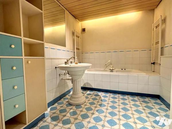 Appartement 6 pièces + C au cachet de l'ancien situé au cœur du centre ville