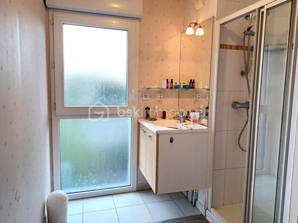 Dans le quartier calme et agréable de La Bellangerais, cet appartement d’environ 58 m², se situe dans une résidence sûre, calme et récente (2015).
La  distribution des pièces est très fonctionnelle et conviendrait à une famille ou une colocation.
L'appartement est très lumineux, toutes les pièces à vivre sont orientées sud.
L’entrée, avec placard intégré, dessert d'un côté une plaisante pièce de vie avec cuisine aménagée ouverte, le tout donnant sur un grand balcon abrité, face à un bois privé .(pas de vis à vis).
 De l'autre côté, l'espace nuit, bien séparé, comprend un dégagement, deux chambres, une salle d’eau  et un grand WC indépendant (petite buanderie).
 Un emplacement de parking abrité et sécurisé  complète ce bien. 
À proximité : commerces, transports et nombreux espaces verts propices aux promenades et aux activités sportives.