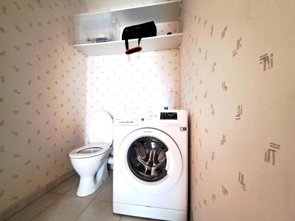 Dans le quartier calme et agréable de La Bellangerais, cet appartement d’environ 58 m², se situe dans une résidence sûre, calme et récente (2015).
La  distribution des pièces est très fonctionnelle et conviendrait à une famille ou une colocation.
L'appartement est très lumineux, toutes les pièces à vivre sont orientées sud.
L’entrée, avec placard intégré, dessert d'un côté une plaisante pièce de vie avec cuisine aménagée ouverte, le tout donnant sur un grand balcon abrité, face à un bois privé .(pas de vis à vis).
 De l'autre côté, l'espace nuit, bien séparé, comprend un dégagement, deux chambres, une salle d’eau  et un grand WC indépendant (petite buanderie).
 Un emplacement de parking abrité et sécurisé  complète ce bien. 
À proximité : commerces, transports et nombreux espaces verts propices aux promenades et aux activités sportives.