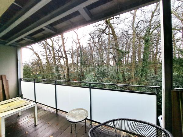 Dans le quartier calme et agréable de La Bellangerais, cet appartement d’environ 58 m², se situe dans une résidence sûre, calme et récente (2015).
La  distribution des pièces est très fonctionnelle et conviendrait à une famille ou une colocation.
L'appartement est très lumineux, toutes les pièces à vivre sont orientées sud.
L’entrée, avec placard intégré, dessert d'un côté une plaisante pièce de vie avec cuisine aménagée ouverte, le tout donnant sur un grand balcon abrité, face à un bois privé .(pas de vis à vis).
 De l'autre côté, l'espace nuit, bien séparé, comprend un dégagement, deux chambres, une salle d’eau  et un grand WC indépendant (petite buanderie).
 Un emplacement de parking abrité et sécurisé  complète ce bien. 
À proximité : commerces, transports et nombreux espaces verts propices aux promenades et aux activités sportives.