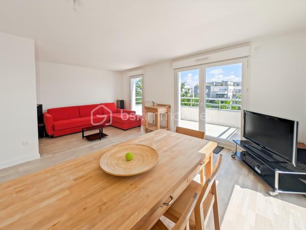 Appartement 4 pièces 81m2 très spacieux avec balcon vue dégagée.

Situé au 3eme étage d'une résidence récente ( 2021) & très bien entretenue .

Situation idéale : 
À seulement 15min à pied de la gare RER A Noisy le Grand Mont d'est ou 12min à pied de la gare Noisy Champs et du futur grand Paris.

Il dispose d'une grande cuisine ( Schmidt) qui donne sur un double séjour , de 2 chambres ( possibilité 3 chambres), une salle de bain, une salle d'eau & de wc séparé 

Les ++: 

Très lumineux ( double exposition)
DPE : C 
Garantie décennale 
Calme 
Balcon vue dégagée 
Commerces à 2 pas ( boulangerie, pharmacie...)
Écoles également à proximité immédiate 
( Simone Veil & Clos d'Ambert)
Faible charge ( chauffage inclus)

Une place de parking complète ce bien.