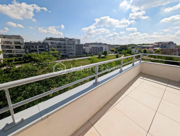 Appartement 4 pièces 81m2 très spacieux avec balcon vue dégagée.

Situé au 3eme étage d'une résidence récente ( 2021) & très bien entretenue .

Situation idéale : 
À seulement 15min à pied de la gare RER A Noisy le Grand Mont d'est ou 12min à pied de la gare Noisy Champs et du futur grand Paris.

Il dispose d'une grande cuisine ( Schmidt) qui donne sur un double séjour , de 2 chambres ( possibilité 3 chambres), une salle de bain, une salle d'eau & de wc séparé 

Les ++: 

Très lumineux ( double exposition)
DPE : C 
Garantie décennale 
Calme 
Balcon vue dégagée 
Commerces à 2 pas ( boulangerie, pharmacie...)
Écoles également à proximité immédiate 
( Simone Veil & Clos d'Ambert)
Faible charge ( chauffage inclus)

Une place de parking complète ce bien.
