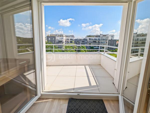 Appartement 4 pièces 81m2 très spacieux avec balcon vue dégagée.

Situé au 3eme étage d'une résidence récente ( 2021) & très bien entretenue .

Situation idéale : 
À seulement 15min à pied de la gare RER A Noisy le Grand Mont d'est ou 12min à pied de la gare Noisy Champs et du futur grand Paris.

Il dispose d'une grande cuisine ( Schmidt) qui donne sur un double séjour , de 2 chambres ( possibilité 3 chambres), une salle de bain, une salle d'eau & de wc séparé 

Les ++: 

Très lumineux ( double exposition)
DPE : C 
Garantie décennale 
Calme 
Balcon vue dégagée 
Commerces à 2 pas ( boulangerie, pharmacie...)
Écoles également à proximité immédiate 
( Simone Veil & Clos d'Ambert)
Faible charge ( chauffage inclus)

Une place de parking complète ce bien.