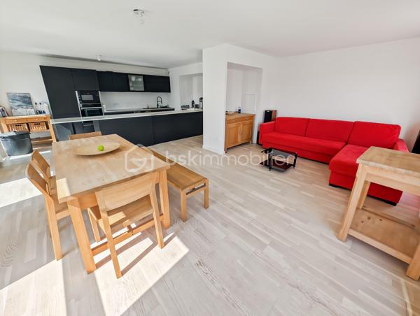 Appartement 4 pièces 81m2 très spacieux avec balcon vue dégagée.

Situé au 3eme étage d'une résidence récente ( 2021) & très bien entretenue .

Situation idéale : 
À seulement 15min à pied de la gare RER A Noisy le Grand Mont d'est ou 12min à pied de la gare Noisy Champs et du futur grand Paris.

Il dispose d'une grande cuisine ( Schmidt) qui donne sur un double séjour , de 2 chambres ( possibilité 3 chambres), une salle de bain, une salle d'eau & de wc séparé 

Les ++: 

Très lumineux ( double exposition)
DPE : C 
Garantie décennale 
Calme 
Balcon vue dégagée 
Commerces à 2 pas ( boulangerie, pharmacie...)
Écoles également à proximité immédiate 
( Simone Veil & Clos d'Ambert)
Faible charge ( chauffage inclus)

Une place de parking complète ce bien.