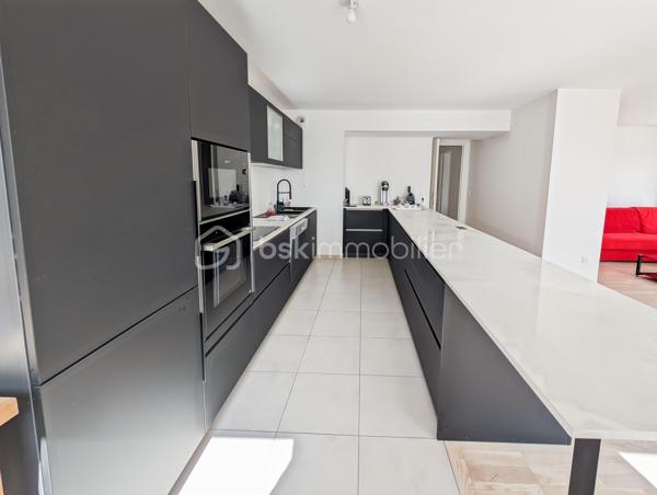 Appartement 4 pièces 81m2 très spacieux avec balcon vue dégagée.

Situé au 3eme étage d'une résidence récente ( 2021) & très bien entretenue .

Situation idéale : 
À seulement 15min à pied de la gare RER A Noisy le Grand Mont d'est ou 12min à pied de la gare Noisy Champs et du futur grand Paris.

Il dispose d'une grande cuisine ( Schmidt) qui donne sur un double séjour , de 2 chambres ( possibilité 3 chambres), une salle de bain, une salle d'eau & de wc séparé 

Les ++: 

Très lumineux ( double exposition)
DPE : C 
Garantie décennale 
Calme 
Balcon vue dégagée 
Commerces à 2 pas ( boulangerie, pharmacie...)
Écoles également à proximité immédiate 
( Simone Veil & Clos d'Ambert)
Faible charge ( chauffage inclus)

Une place de parking complète ce bien.