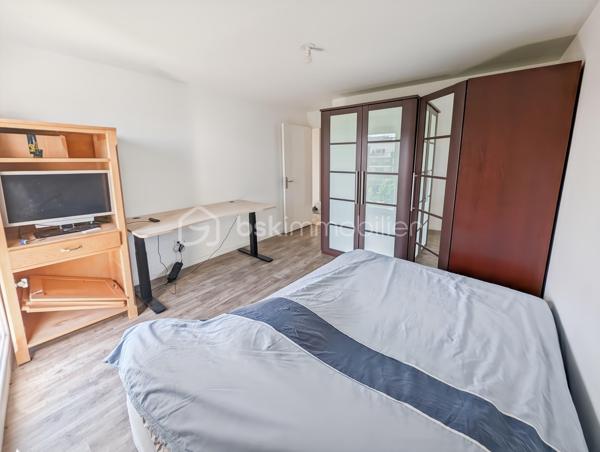 Appartement 4 pièces 81m2 très spacieux avec balcon vue dégagée.

Situé au 3eme étage d'une résidence récente ( 2021) & très bien entretenue .

Situation idéale : 
À seulement 15min à pied de la gare RER A Noisy le Grand Mont d'est ou 12min à pied de la gare Noisy Champs et du futur grand Paris.

Il dispose d'une grande cuisine ( Schmidt) qui donne sur un double séjour , de 2 chambres ( possibilité 3 chambres), une salle de bain, une salle d'eau & de wc séparé 

Les ++: 

Très lumineux ( double exposition)
DPE : C 
Garantie décennale 
Calme 
Balcon vue dégagée 
Commerces à 2 pas ( boulangerie, pharmacie...)
Écoles également à proximité immédiate 
( Simone Veil & Clos d'Ambert)
Faible charge ( chauffage inclus)

Une place de parking complète ce bien.
