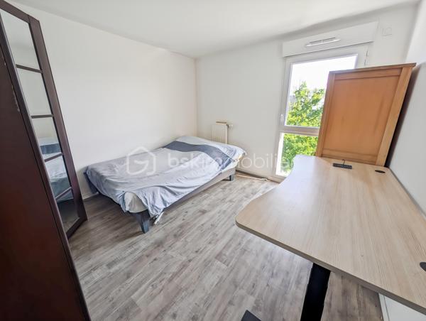 Appartement 4 pièces 81m2 très spacieux avec balcon vue dégagée.

Situé au 3eme étage d'une résidence récente ( 2021) & très bien entretenue .

Situation idéale : 
À seulement 15min à pied de la gare RER A Noisy le Grand Mont d'est ou 12min à pied de la gare Noisy Champs et du futur grand Paris.

Il dispose d'une grande cuisine ( Schmidt) qui donne sur un double séjour , de 2 chambres ( possibilité 3 chambres), une salle de bain, une salle d'eau & de wc séparé 

Les ++: 

Très lumineux ( double exposition)
DPE : C 
Garantie décennale 
Calme 
Balcon vue dégagée 
Commerces à 2 pas ( boulangerie, pharmacie...)
Écoles également à proximité immédiate 
( Simone Veil & Clos d'Ambert)
Faible charge ( chauffage inclus)

Une place de parking complète ce bien.