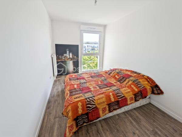 Appartement 4 pièces 81m2 très spacieux avec balcon vue dégagée.

Situé au 3eme étage d'une résidence récente ( 2021) & très bien entretenue .

Situation idéale : 
À seulement 15min à pied de la gare RER A Noisy le Grand Mont d'est ou 12min à pied de la gare Noisy Champs et du futur grand Paris.

Il dispose d'une grande cuisine ( Schmidt) qui donne sur un double séjour , de 2 chambres ( possibilité 3 chambres), une salle de bain, une salle d'eau & de wc séparé 

Les ++: 

Très lumineux ( double exposition)
DPE : C 
Garantie décennale 
Calme 
Balcon vue dégagée 
Commerces à 2 pas ( boulangerie, pharmacie...)
Écoles également à proximité immédiate 
( Simone Veil & Clos d'Ambert)
Faible charge ( chauffage inclus)

Une place de parking complète ce bien.