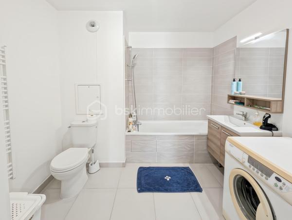Appartement 4 pièces 81m2 très spacieux avec balcon vue dégagée.

Situé au 3eme étage d'une résidence récente ( 2021) & très bien entretenue .

Situation idéale : 
À seulement 15min à pied de la gare RER A Noisy le Grand Mont d'est ou 12min à pied de la gare Noisy Champs et du futur grand Paris.

Il dispose d'une grande cuisine ( Schmidt) qui donne sur un double séjour , de 2 chambres ( possibilité 3 chambres), une salle de bain, une salle d'eau & de wc séparé 

Les ++: 

Très lumineux ( double exposition)
DPE : C 
Garantie décennale 
Calme 
Balcon vue dégagée 
Commerces à 2 pas ( boulangerie, pharmacie...)
Écoles également à proximité immédiate 
( Simone Veil & Clos d'Ambert)
Faible charge ( chauffage inclus)

Une place de parking complète ce bien.