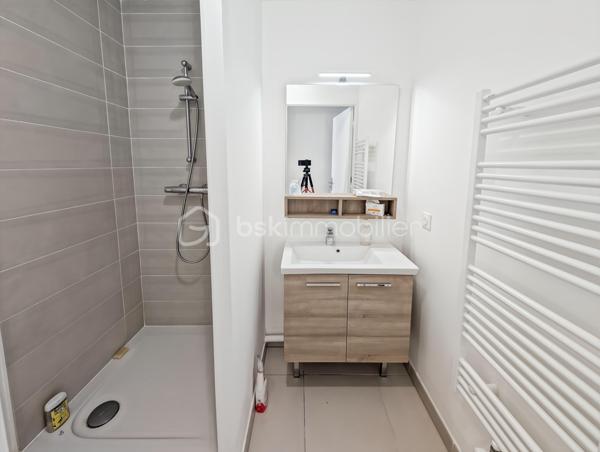 Appartement 4 pièces 81m2 très spacieux avec balcon vue dégagée.

Situé au 3eme étage d'une résidence récente ( 2021) & très bien entretenue .

Situation idéale : 
À seulement 15min à pied de la gare RER A Noisy le Grand Mont d'est ou 12min à pied de la gare Noisy Champs et du futur grand Paris.

Il dispose d'une grande cuisine ( Schmidt) qui donne sur un double séjour , de 2 chambres ( possibilité 3 chambres), une salle de bain, une salle d'eau & de wc séparé 

Les ++: 

Très lumineux ( double exposition)
DPE : C 
Garantie décennale 
Calme 
Balcon vue dégagée 
Commerces à 2 pas ( boulangerie, pharmacie...)
Écoles également à proximité immédiate 
( Simone Veil & Clos d'Ambert)
Faible charge ( chauffage inclus)

Une place de parking complète ce bien.