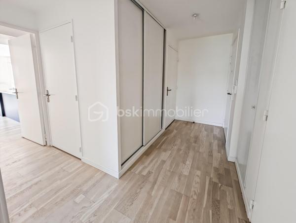 Appartement 4 pièces 81m2 très spacieux avec balcon vue dégagée.

Situé au 3eme étage d'une résidence récente ( 2021) & très bien entretenue .

Situation idéale : 
À seulement 15min à pied de la gare RER A Noisy le Grand Mont d'est ou 12min à pied de la gare Noisy Champs et du futur grand Paris.

Il dispose d'une grande cuisine ( Schmidt) qui donne sur un double séjour , de 2 chambres ( possibilité 3 chambres), une salle de bain, une salle d'eau & de wc séparé 

Les ++: 

Très lumineux ( double exposition)
DPE : C 
Garantie décennale 
Calme 
Balcon vue dégagée 
Commerces à 2 pas ( boulangerie, pharmacie...)
Écoles également à proximité immédiate 
( Simone Veil & Clos d'Ambert)
Faible charge ( chauffage inclus)

Une place de parking complète ce bien.