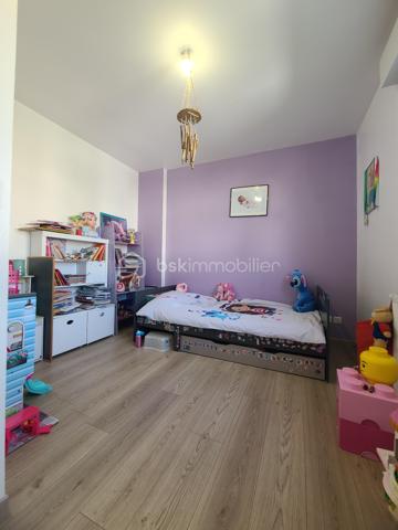 *** Sur la commune de Leuville sur Orge ***
Venez découvrir ce pavillon récent de type F5, construit en 2018, situé au calme d’une impasse et à proximité immédiate des écoles maternelle et primaire Joliot-Curie.
- Dès votre arrivée, un beau portail avec portillon vous permet d’accéder à la propriété par une agréable cour enrobée.
Une fois la porte d’entrée franchie, vous découvrirez une vaste pièce de vie traversante d’environ 40 m², comprenant un séjour lumineux traversant avec accès via une baie vitrée à la terrasse et une cuisine ouverte.
- Le rez-de-chaussée dispose également :
d’une pièce supplémentaire pouvant faire office de bureau ou de chambre d’appoint,
de WC indépendants avec lave-mains, ainsi que d’un local technique avec le ballon thermodynamique.
- À l’étage, un palier dessert trois belles chambres d’environ 12 m², 11 m² et 14 m², ainsi qu’une salle de bains avec WC.
- Le sous-sol, d’environ 51 m², entièrement carrelé et isolé, accueille également un espace buanderie.
Cet espace offre de nombreuses possibilités d’aménagement selon vos envies : salle de cinéma, bureau, salle de jeux pour enfants, espace détente ou encore salle de sport.
- Les atouts de ce bien :
     Garantie décennale jusque 01/2028
     Environnement calme et sécurisé en impasse,
     Fenêtres en double vitrage PVC,
     Pompe à chaleur air/eau,
    Sous-sol spacieux offrant de nombreuses possibilités d’aménagement selon vos besoins et vos envies.
***** VISITE POSSIBLE 7j/7 sur RDV jusqu'à 21h30 *****
Je réponds aux mails, sms et téléphone jusque tard le soir