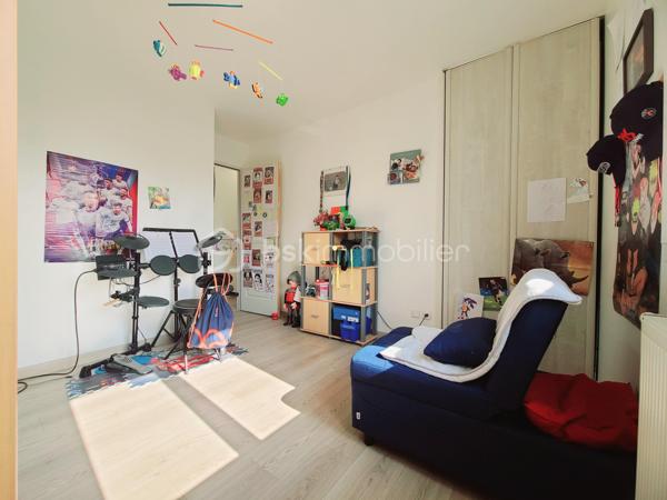 *** Sur la commune de Leuville sur Orge ***
Venez découvrir ce pavillon récent de type F5, construit en 2018, situé au calme d’une impasse et à proximité immédiate des écoles maternelle et primaire Joliot-Curie.
- Dès votre arrivée, un beau portail avec portillon vous permet d’accéder à la propriété par une agréable cour enrobée.
Une fois la porte d’entrée franchie, vous découvrirez une vaste pièce de vie traversante d’environ 40 m², comprenant un séjour lumineux traversant avec accès via une baie vitrée à la terrasse et une cuisine ouverte.
- Le rez-de-chaussée dispose également :
d’une pièce supplémentaire pouvant faire office de bureau ou de chambre d’appoint,
de WC indépendants avec lave-mains, ainsi que d’un local technique avec le ballon thermodynamique.
- À l’étage, un palier dessert trois belles chambres d’environ 12 m², 11 m² et 14 m², ainsi qu’une salle de bains avec WC.
- Le sous-sol, d’environ 51 m², entièrement carrelé et isolé, accueille également un espace buanderie.
Cet espace offre de nombreuses possibilités d’aménagement selon vos envies : salle de cinéma, bureau, salle de jeux pour enfants, espace détente ou encore salle de sport.
- Les atouts de ce bien :
     Garantie décennale jusque 01/2028
     Environnement calme et sécurisé en impasse,
     Fenêtres en double vitrage PVC,
     Pompe à chaleur air/eau,
    Sous-sol spacieux offrant de nombreuses possibilités d’aménagement selon vos besoins et vos envies.
***** VISITE POSSIBLE 7j/7 sur RDV jusqu'à 21h30 *****
Je réponds aux mails, sms et téléphone jusque tard le soir