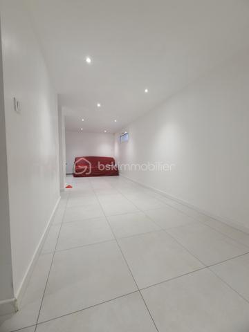 *** Sur la commune de Leuville sur Orge ***
Venez découvrir ce pavillon récent de type F5, construit en 2018, situé au calme d’une impasse et à proximité immédiate des écoles maternelle et primaire Joliot-Curie.
- Dès votre arrivée, un beau portail avec portillon vous permet d’accéder à la propriété par une agréable cour enrobée.
Une fois la porte d’entrée franchie, vous découvrirez une vaste pièce de vie traversante d’environ 40 m², comprenant un séjour lumineux traversant avec accès via une baie vitrée à la terrasse et une cuisine ouverte.
- Le rez-de-chaussée dispose également :
d’une pièce supplémentaire pouvant faire office de bureau ou de chambre d’appoint,
de WC indépendants avec lave-mains, ainsi que d’un local technique avec le ballon thermodynamique.
- À l’étage, un palier dessert trois belles chambres d’environ 12 m², 11 m² et 14 m², ainsi qu’une salle de bains avec WC.
- Le sous-sol, d’environ 51 m², entièrement carrelé et isolé, accueille également un espace buanderie.
Cet espace offre de nombreuses possibilités d’aménagement selon vos envies : salle de cinéma, bureau, salle de jeux pour enfants, espace détente ou encore salle de sport.
- Les atouts de ce bien :
     Garantie décennale jusque 01/2028
     Environnement calme et sécurisé en impasse,
     Fenêtres en double vitrage PVC,
     Pompe à chaleur air/eau,
    Sous-sol spacieux offrant de nombreuses possibilités d’aménagement selon vos besoins et vos envies.
***** VISITE POSSIBLE 7j/7 sur RDV jusqu'à 21h30 *****
Je réponds aux mails, sms et téléphone jusque tard le soir