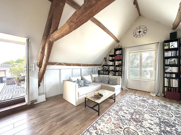 Nouveauté – Maison de charme 

Dès l’entrée, vous serez séduit par l’atmosphère chaleureuse et le caractère authentique de cette maison. Le séjour double, avec ses poutres apparentes et son parquet, allie espace et convivialité. La cuisine, aménagée et équipée, est séparée et s’ouvre directement sur l’extérieur.

À l’étage, l’espace nuit comprend trois chambres lumineuses et deux salles de bain/douche, offrant confort et praticité.

Le dernier niveau révèle un bel espace au volume généreux, prolongé par une terrasse pour plus d’intimité.

Un garage avec mezzanine et une cave complètent ce bien.

Situation privilégiée : Entre Maisons-Laffitte et Saint-Germain-en-Laye, cette maison, prête à emménager sans aucun travaux, n’attend plus que vous !