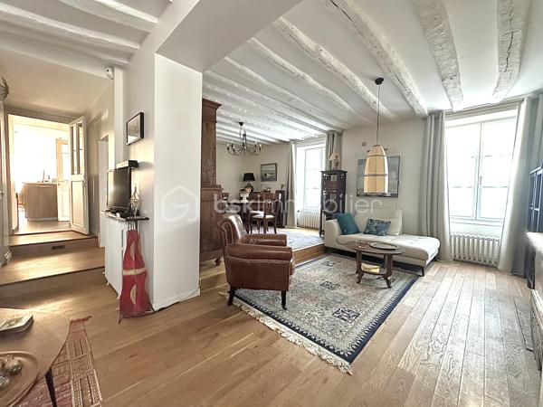 Nouveauté – Maison de charme 

Dès l’entrée, vous serez séduit par l’atmosphère chaleureuse et le caractère authentique de cette maison. Le séjour double, avec ses poutres apparentes et son parquet, allie espace et convivialité. La cuisine, aménagée et équipée, est séparée et s’ouvre directement sur l’extérieur.

À l’étage, l’espace nuit comprend trois chambres lumineuses et deux salles de bain/douche, offrant confort et praticité.

Le dernier niveau révèle un bel espace au volume généreux, prolongé par une terrasse pour plus d’intimité.

Un garage avec mezzanine et une cave complètent ce bien.

Situation privilégiée : Entre Maisons-Laffitte et Saint-Germain-en-Laye, cette maison, prête à emménager sans aucun travaux, n’attend plus que vous !