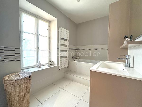 Nouveauté – Maison de charme 

Dès l’entrée, vous serez séduit par l’atmosphère chaleureuse et le caractère authentique de cette maison. Le séjour double, avec ses poutres apparentes et son parquet, allie espace et convivialité. La cuisine, aménagée et équipée, est séparée et s’ouvre directement sur l’extérieur.

À l’étage, l’espace nuit comprend trois chambres lumineuses et deux salles de bain/douche, offrant confort et praticité.

Le dernier niveau révèle un bel espace au volume généreux, prolongé par une terrasse pour plus d’intimité.

Un garage avec mezzanine et une cave complètent ce bien.

Situation privilégiée : Entre Maisons-Laffitte et Saint-Germain-en-Laye, cette maison, prête à emménager sans aucun travaux, n’attend plus que vous !