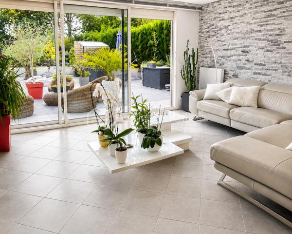 Dans un environnement résidentiel recherché, au calme et à l’abri des regards, cette élégante maison individuelle de 146 m² offre un cadre de vie privilégié.

Dès l’entrée, la maison dévoile une superbe pièce de vie de 47 m², sublimée par une cheminée et de larges baies vitrées ouvrant sur une vaste terrasse. 

Les espaces de vie profitent d’une luminosité remarquable et d’une vue dégagée sur le jardin paysager et la piscine, créant une atmosphère raffinée et apaisante.

Édifiée sur un terrain arboré de 885 m², la propriété bénéficie d’aménagements extérieurs pensés comme un véritable espace de détente : grande terrasse, piscine parfaitement intégrée, jacuzzi et jardin soigneusement entretenu.

Le rez-de-chaussée propose :

•	une cuisine indépendante de 18 m², fonctionnelle et conviviale, 
•	une suite parentale, 
•	une seconde chambre avec accès direct à la terrasse et à la piscine,
•	une salle de bain indépendante, 
•	un WC séparé, 
•	un cellier, 
•	ainsi qu’un garage. 

À l’étage, un vaste palier dessert :

•	deux chambres supplémentaires dont une seconde suite parentale, 
•	et un WC indépendant. 

Deux places de stationnement complètent l’ensemble.

La maison bénéficie également d’un emplacement idéal, proche des écoles, des commodités et de la gare permettant de rejoindre Paris facilement, tout en offrant un accès rapide à l’aéroport Roissy Charles-de-Gaulle.

Cette propriété séduit par son harmonie entre confort familial et prestations de qualité, dans un esprit chaleureux où chaque espace a été pensé pour profiter pleinement de l’intérieur comme de l’extérieur.

Un bien rare offrant une qualité de vie exceptionnelle.