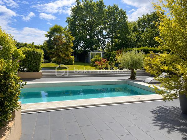 Dans un environnement résidentiel recherché, au calme et à l’abri des regards, cette élégante maison individuelle de 146 m² offre un cadre de vie privilégié.

Dès l’entrée, la maison dévoile une superbe pièce de vie de 47 m², sublimée par une cheminée et de larges baies vitrées ouvrant sur une vaste terrasse. 

Les espaces de vie profitent d’une luminosité remarquable et d’une vue dégagée sur le jardin paysager et la piscine, créant une atmosphère raffinée et apaisante.

Édifiée sur un terrain arboré de 885 m², la propriété bénéficie d’aménagements extérieurs pensés comme un véritable espace de détente : grande terrasse, piscine parfaitement intégrée, jacuzzi et jardin soigneusement entretenu.

Le rez-de-chaussée propose :

•	une cuisine indépendante de 18 m², fonctionnelle et conviviale, 
•	une suite parentale, 
•	une seconde chambre avec accès direct à la terrasse et à la piscine,
•	une salle de bain indépendante, 
•	un WC séparé, 
•	un cellier, 
•	ainsi qu’un garage. 

À l’étage, un vaste palier dessert :

•	deux chambres supplémentaires dont une seconde suite parentale, 
•	et un WC indépendant. 

Deux places de stationnement complètent l’ensemble.

La maison bénéficie également d’un emplacement idéal, proche des écoles, des commodités et de la gare permettant de rejoindre Paris facilement, tout en offrant un accès rapide à l’aéroport Roissy Charles-de-Gaulle.

Cette propriété séduit par son harmonie entre confort familial et prestations de qualité, dans un esprit chaleureux où chaque espace a été pensé pour profiter pleinement de l’intérieur comme de l’extérieur.

Un bien rare offrant une qualité de vie exceptionnelle.