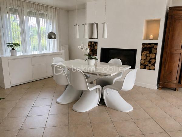 Dans un environnement résidentiel recherché, au calme et à l’abri des regards, cette élégante maison individuelle de 146 m² offre un cadre de vie privilégié.

Dès l’entrée, la maison dévoile une superbe pièce de vie de 47 m², sublimée par une cheminée et de larges baies vitrées ouvrant sur une vaste terrasse. 

Les espaces de vie profitent d’une luminosité remarquable et d’une vue dégagée sur le jardin paysager et la piscine, créant une atmosphère raffinée et apaisante.

Édifiée sur un terrain arboré de 885 m², la propriété bénéficie d’aménagements extérieurs pensés comme un véritable espace de détente : grande terrasse, piscine parfaitement intégrée, jacuzzi et jardin soigneusement entretenu.

Le rez-de-chaussée propose :

•	une cuisine indépendante de 18 m², fonctionnelle et conviviale, 
•	une suite parentale, 
•	une seconde chambre avec accès direct à la terrasse et à la piscine,
•	une salle de bain indépendante, 
•	un WC séparé, 
•	un cellier, 
•	ainsi qu’un garage. 

À l’étage, un vaste palier dessert :

•	deux chambres supplémentaires dont une seconde suite parentale, 
•	et un WC indépendant. 

Deux places de stationnement complètent l’ensemble.

La maison bénéficie également d’un emplacement idéal, proche des écoles, des commodités et de la gare permettant de rejoindre Paris facilement, tout en offrant un accès rapide à l’aéroport Roissy Charles-de-Gaulle.

Cette propriété séduit par son harmonie entre confort familial et prestations de qualité, dans un esprit chaleureux où chaque espace a été pensé pour profiter pleinement de l’intérieur comme de l’extérieur.

Un bien rare offrant une qualité de vie exceptionnelle.