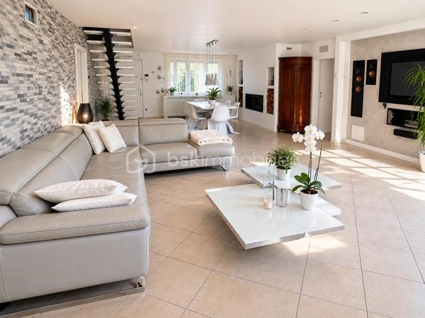 Dans un environnement résidentiel recherché, au calme et à l’abri des regards, cette élégante maison individuelle de 146 m² offre un cadre de vie privilégié.

Dès l’entrée, la maison dévoile une superbe pièce de vie de 47 m², sublimée par une cheminée et de larges baies vitrées ouvrant sur une vaste terrasse. 

Les espaces de vie profitent d’une luminosité remarquable et d’une vue dégagée sur le jardin paysager et la piscine, créant une atmosphère raffinée et apaisante.

Édifiée sur un terrain arboré de 885 m², la propriété bénéficie d’aménagements extérieurs pensés comme un véritable espace de détente : grande terrasse, piscine parfaitement intégrée, jacuzzi et jardin soigneusement entretenu.

Le rez-de-chaussée propose :

•	une cuisine indépendante de 18 m², fonctionnelle et conviviale, 
•	une suite parentale, 
•	une seconde chambre avec accès direct à la terrasse et à la piscine,
•	une salle de bain indépendante, 
•	un WC séparé, 
•	un cellier, 
•	ainsi qu’un garage. 

À l’étage, un vaste palier dessert :

•	deux chambres supplémentaires dont une seconde suite parentale, 
•	et un WC indépendant. 

Deux places de stationnement complètent l’ensemble.

La maison bénéficie également d’un emplacement idéal, proche des écoles, des commodités et de la gare permettant de rejoindre Paris facilement, tout en offrant un accès rapide à l’aéroport Roissy Charles-de-Gaulle.

Cette propriété séduit par son harmonie entre confort familial et prestations de qualité, dans un esprit chaleureux où chaque espace a été pensé pour profiter pleinement de l’intérieur comme de l’extérieur.

Un bien rare offrant une qualité de vie exceptionnelle.