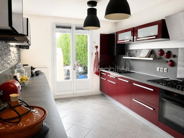 Dans un environnement résidentiel recherché, au calme et à l’abri des regards, cette élégante maison individuelle de 146 m² offre un cadre de vie privilégié.

Dès l’entrée, la maison dévoile une superbe pièce de vie de 47 m², sublimée par une cheminée et de larges baies vitrées ouvrant sur une vaste terrasse. 

Les espaces de vie profitent d’une luminosité remarquable et d’une vue dégagée sur le jardin paysager et la piscine, créant une atmosphère raffinée et apaisante.

Édifiée sur un terrain arboré de 885 m², la propriété bénéficie d’aménagements extérieurs pensés comme un véritable espace de détente : grande terrasse, piscine parfaitement intégrée, jacuzzi et jardin soigneusement entretenu.

Le rez-de-chaussée propose :

•	une cuisine indépendante de 18 m², fonctionnelle et conviviale, 
•	une suite parentale, 
•	une seconde chambre avec accès direct à la terrasse et à la piscine,
•	une salle de bain indépendante, 
•	un WC séparé, 
•	un cellier, 
•	ainsi qu’un garage. 

À l’étage, un vaste palier dessert :

•	deux chambres supplémentaires dont une seconde suite parentale, 
•	et un WC indépendant. 

Deux places de stationnement complètent l’ensemble.

La maison bénéficie également d’un emplacement idéal, proche des écoles, des commodités et de la gare permettant de rejoindre Paris facilement, tout en offrant un accès rapide à l’aéroport Roissy Charles-de-Gaulle.

Cette propriété séduit par son harmonie entre confort familial et prestations de qualité, dans un esprit chaleureux où chaque espace a été pensé pour profiter pleinement de l’intérieur comme de l’extérieur.

Un bien rare offrant une qualité de vie exceptionnelle.