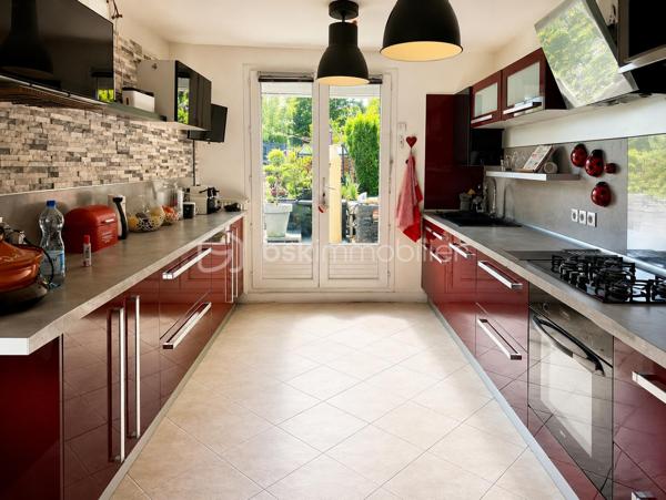 Dans un environnement résidentiel recherché, au calme et à l’abri des regards, cette élégante maison individuelle de 146 m² offre un cadre de vie privilégié.

Dès l’entrée, la maison dévoile une superbe pièce de vie de 47 m², sublimée par une cheminée et de larges baies vitrées ouvrant sur une vaste terrasse. 

Les espaces de vie profitent d’une luminosité remarquable et d’une vue dégagée sur le jardin paysager et la piscine, créant une atmosphère raffinée et apaisante.

Édifiée sur un terrain arboré de 885 m², la propriété bénéficie d’aménagements extérieurs pensés comme un véritable espace de détente : grande terrasse, piscine parfaitement intégrée, jacuzzi et jardin soigneusement entretenu.

Le rez-de-chaussée propose :

•	une cuisine indépendante de 18 m², fonctionnelle et conviviale, 
•	une suite parentale, 
•	une seconde chambre avec accès direct à la terrasse et à la piscine,
•	une salle de bain indépendante, 
•	un WC séparé, 
•	un cellier, 
•	ainsi qu’un garage. 

À l’étage, un vaste palier dessert :

•	deux chambres supplémentaires dont une seconde suite parentale, 
•	et un WC indépendant. 

Deux places de stationnement complètent l’ensemble.

La maison bénéficie également d’un emplacement idéal, proche des écoles, des commodités et de la gare permettant de rejoindre Paris facilement, tout en offrant un accès rapide à l’aéroport Roissy Charles-de-Gaulle.

Cette propriété séduit par son harmonie entre confort familial et prestations de qualité, dans un esprit chaleureux où chaque espace a été pensé pour profiter pleinement de l’intérieur comme de l’extérieur.

Un bien rare offrant une qualité de vie exceptionnelle.