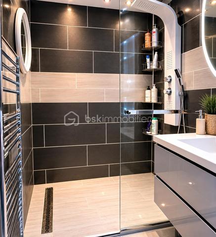 Dans un environnement résidentiel recherché, au calme et à l’abri des regards, cette élégante maison individuelle de 146 m² offre un cadre de vie privilégié.

Dès l’entrée, la maison dévoile une superbe pièce de vie de 47 m², sublimée par une cheminée et de larges baies vitrées ouvrant sur une vaste terrasse. 

Les espaces de vie profitent d’une luminosité remarquable et d’une vue dégagée sur le jardin paysager et la piscine, créant une atmosphère raffinée et apaisante.

Édifiée sur un terrain arboré de 885 m², la propriété bénéficie d’aménagements extérieurs pensés comme un véritable espace de détente : grande terrasse, piscine parfaitement intégrée, jacuzzi et jardin soigneusement entretenu.

Le rez-de-chaussée propose :

•	une cuisine indépendante de 18 m², fonctionnelle et conviviale, 
•	une suite parentale, 
•	une seconde chambre avec accès direct à la terrasse et à la piscine,
•	une salle de bain indépendante, 
•	un WC séparé, 
•	un cellier, 
•	ainsi qu’un garage. 

À l’étage, un vaste palier dessert :

•	deux chambres supplémentaires dont une seconde suite parentale, 
•	et un WC indépendant. 

Deux places de stationnement complètent l’ensemble.

La maison bénéficie également d’un emplacement idéal, proche des écoles, des commodités et de la gare permettant de rejoindre Paris facilement, tout en offrant un accès rapide à l’aéroport Roissy Charles-de-Gaulle.

Cette propriété séduit par son harmonie entre confort familial et prestations de qualité, dans un esprit chaleureux où chaque espace a été pensé pour profiter pleinement de l’intérieur comme de l’extérieur.

Un bien rare offrant une qualité de vie exceptionnelle.