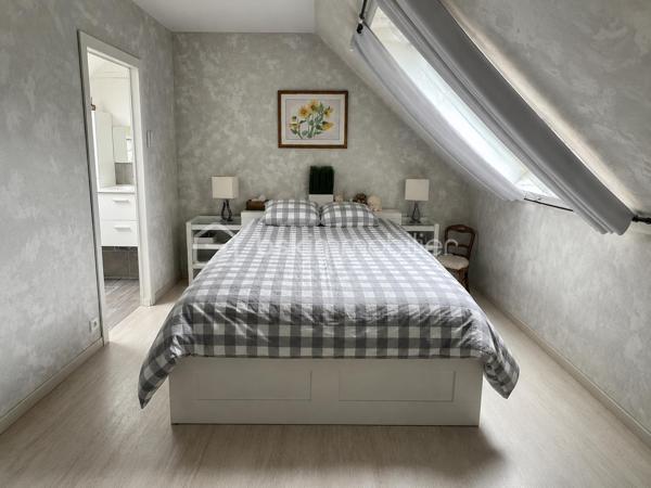 Dans un environnement résidentiel recherché, au calme et à l’abri des regards, cette élégante maison individuelle de 146 m² offre un cadre de vie privilégié.

Dès l’entrée, la maison dévoile une superbe pièce de vie de 47 m², sublimée par une cheminée et de larges baies vitrées ouvrant sur une vaste terrasse. 

Les espaces de vie profitent d’une luminosité remarquable et d’une vue dégagée sur le jardin paysager et la piscine, créant une atmosphère raffinée et apaisante.

Édifiée sur un terrain arboré de 885 m², la propriété bénéficie d’aménagements extérieurs pensés comme un véritable espace de détente : grande terrasse, piscine parfaitement intégrée, jacuzzi et jardin soigneusement entretenu.

Le rez-de-chaussée propose :

•	une cuisine indépendante de 18 m², fonctionnelle et conviviale, 
•	une suite parentale, 
•	une seconde chambre avec accès direct à la terrasse et à la piscine,
•	une salle de bain indépendante, 
•	un WC séparé, 
•	un cellier, 
•	ainsi qu’un garage. 

À l’étage, un vaste palier dessert :

•	deux chambres supplémentaires dont une seconde suite parentale, 
•	et un WC indépendant. 

Deux places de stationnement complètent l’ensemble.

La maison bénéficie également d’un emplacement idéal, proche des écoles, des commodités et de la gare permettant de rejoindre Paris facilement, tout en offrant un accès rapide à l’aéroport Roissy Charles-de-Gaulle.

Cette propriété séduit par son harmonie entre confort familial et prestations de qualité, dans un esprit chaleureux où chaque espace a été pensé pour profiter pleinement de l’intérieur comme de l’extérieur.

Un bien rare offrant une qualité de vie exceptionnelle.