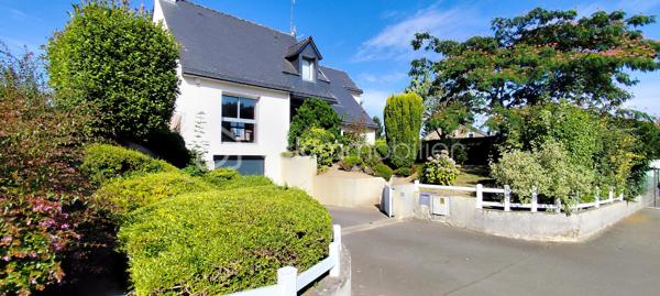 Maison 142 m2 clé en main à Fougères

Laissez-vous séduire par cette maison aux prestations de qualité, construite avec de beaux matériaux et offrant de généreux volumes, idéale pour une vie de famille.

Au rez-de-chaussée, vous découvrirez une entrée avec placard, ouvrant sur une spacieuse pièce de vie lumineuse composée d’une cuisine entièrement équipée, d’un salon agrémenté d’une cheminée éthanol et d’une salle à manger. L’ensemble donne accès à une terrasse exposée Nord-Est, sans vis-à-vis.

En demi-niveau, deux belles chambres dont une avec dressing, une salle d’eau avec double vasque ainsi qu’un WC indépendant.
À l’étage, une grande mezzanine pouvant faire office de salle de cinéma ou d’espace bureau dessert deux chambres supplémentaires, une salle d’eau avec WC suspendu ainsi qu’une salle de jeux.
En sous-sol, un vaste garage double avec porte motorisée permet de stationner deux véhicules et offre un bel espace buanderie / chaufferie. 
À l’extérieur, vous profiterez d’un jardin arboré, d’une terrasse avec accès direct depuis la salle à manger et d’un abri bois sur dalle béton, à l’abri des regards.

Prestations :
Chauffage électrique
Double vitrage
Volets roulants électriques
Assainissement collectif

Les atouts :
Maison parfaitement entretenue
Matériaux et finitions de qualité
4 chambres
Environnement calme
Proximité immédiate des écoles, commodités et arrêt de bus

Contactez moi ! Sylvain TREHET BSK immobilier Tel 0638753583
