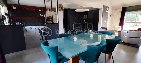 Maison 142 m2 clé en main à Fougères

Laissez-vous séduire par cette maison aux prestations de qualité, construite avec de beaux matériaux et offrant de généreux volumes, idéale pour une vie de famille.

Au rez-de-chaussée, vous découvrirez une entrée avec placard, ouvrant sur une spacieuse pièce de vie lumineuse composée d’une cuisine entièrement équipée, d’un salon agrémenté d’une cheminée éthanol et d’une salle à manger. L’ensemble donne accès à une terrasse exposée Nord-Est, sans vis-à-vis.

En demi-niveau, deux belles chambres dont une avec dressing, une salle d’eau avec double vasque ainsi qu’un WC indépendant.
À l’étage, une grande mezzanine pouvant faire office de salle de cinéma ou d’espace bureau dessert deux chambres supplémentaires, une salle d’eau avec WC suspendu ainsi qu’une salle de jeux.
En sous-sol, un vaste garage double avec porte motorisée permet de stationner deux véhicules et offre un bel espace buanderie / chaufferie. 
À l’extérieur, vous profiterez d’un jardin arboré, d’une terrasse avec accès direct depuis la salle à manger et d’un abri bois sur dalle béton, à l’abri des regards.

Prestations :
Chauffage électrique
Double vitrage
Volets roulants électriques
Assainissement collectif

Les atouts :
Maison parfaitement entretenue
Matériaux et finitions de qualité
4 chambres
Environnement calme
Proximité immédiate des écoles, commodités et arrêt de bus

Contactez moi ! Sylvain TREHET BSK immobilier Tel 0638753583