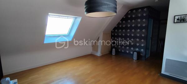 Maison 142 m2 clé en main à Fougères

Laissez-vous séduire par cette maison aux prestations de qualité, construite avec de beaux matériaux et offrant de généreux volumes, idéale pour une vie de famille.

Au rez-de-chaussée, vous découvrirez une entrée avec placard, ouvrant sur une spacieuse pièce de vie lumineuse composée d’une cuisine entièrement équipée, d’un salon agrémenté d’une cheminée éthanol et d’une salle à manger. L’ensemble donne accès à une terrasse exposée Nord-Est, sans vis-à-vis.

En demi-niveau, deux belles chambres dont une avec dressing, une salle d’eau avec double vasque ainsi qu’un WC indépendant.
À l’étage, une grande mezzanine pouvant faire office de salle de cinéma ou d’espace bureau dessert deux chambres supplémentaires, une salle d’eau avec WC suspendu ainsi qu’une salle de jeux.
En sous-sol, un vaste garage double avec porte motorisée permet de stationner deux véhicules et offre un bel espace buanderie / chaufferie. 
À l’extérieur, vous profiterez d’un jardin arboré, d’une terrasse avec accès direct depuis la salle à manger et d’un abri bois sur dalle béton, à l’abri des regards.

Prestations :
Chauffage électrique
Double vitrage
Volets roulants électriques
Assainissement collectif

Les atouts :
Maison parfaitement entretenue
Matériaux et finitions de qualité
4 chambres
Environnement calme
Proximité immédiate des écoles, commodités et arrêt de bus

Contactez moi ! Sylvain TREHET BSK immobilier Tel 0638753583