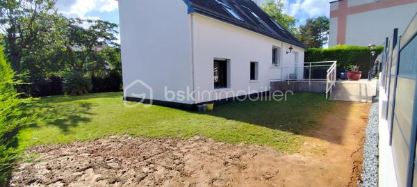 Maison 142 m2 clé en main à Fougères

Laissez-vous séduire par cette maison aux prestations de qualité, construite avec de beaux matériaux et offrant de généreux volumes, idéale pour une vie de famille.

Au rez-de-chaussée, vous découvrirez une entrée avec placard, ouvrant sur une spacieuse pièce de vie lumineuse composée d’une cuisine entièrement équipée, d’un salon agrémenté d’une cheminée éthanol et d’une salle à manger. L’ensemble donne accès à une terrasse exposée Nord-Est, sans vis-à-vis.

En demi-niveau, deux belles chambres dont une avec dressing, une salle d’eau avec double vasque ainsi qu’un WC indépendant.
À l’étage, une grande mezzanine pouvant faire office de salle de cinéma ou d’espace bureau dessert deux chambres supplémentaires, une salle d’eau avec WC suspendu ainsi qu’une salle de jeux.
En sous-sol, un vaste garage double avec porte motorisée permet de stationner deux véhicules et offre un bel espace buanderie / chaufferie. 
À l’extérieur, vous profiterez d’un jardin arboré, d’une terrasse avec accès direct depuis la salle à manger et d’un abri bois sur dalle béton, à l’abri des regards.

Prestations :
Chauffage électrique
Double vitrage
Volets roulants électriques
Assainissement collectif

Les atouts :
Maison parfaitement entretenue
Matériaux et finitions de qualité
4 chambres
Environnement calme
Proximité immédiate des écoles, commodités et arrêt de bus

Contactez moi ! Sylvain TREHET BSK immobilier Tel 0638753583