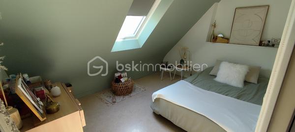 Maison 142 m2 clé en main à Fougères

Laissez-vous séduire par cette maison aux prestations de qualité, construite avec de beaux matériaux et offrant de généreux volumes, idéale pour une vie de famille.

Au rez-de-chaussée, vous découvrirez une entrée avec placard, ouvrant sur une spacieuse pièce de vie lumineuse composée d’une cuisine entièrement équipée, d’un salon agrémenté d’une cheminée éthanol et d’une salle à manger. L’ensemble donne accès à une terrasse exposée Nord-Est, sans vis-à-vis.

En demi-niveau, deux belles chambres dont une avec dressing, une salle d’eau avec double vasque ainsi qu’un WC indépendant.
À l’étage, une grande mezzanine pouvant faire office de salle de cinéma ou d’espace bureau dessert deux chambres supplémentaires, une salle d’eau avec WC suspendu ainsi qu’une salle de jeux.
En sous-sol, un vaste garage double avec porte motorisée permet de stationner deux véhicules et offre un bel espace buanderie / chaufferie. 
À l’extérieur, vous profiterez d’un jardin arboré, d’une terrasse avec accès direct depuis la salle à manger et d’un abri bois sur dalle béton, à l’abri des regards.

Prestations :
Chauffage électrique
Double vitrage
Volets roulants électriques
Assainissement collectif

Les atouts :
Maison parfaitement entretenue
Matériaux et finitions de qualité
4 chambres
Environnement calme
Proximité immédiate des écoles, commodités et arrêt de bus

Contactez moi ! Sylvain TREHET BSK immobilier Tel 0638753583