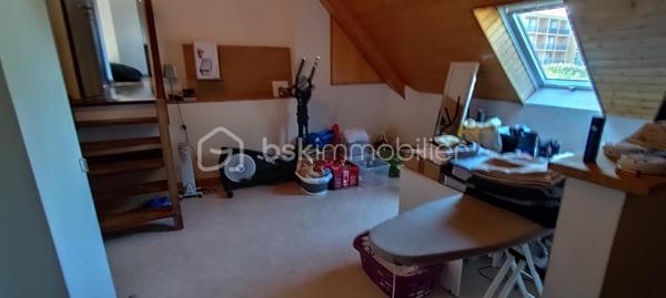 Maison 142 m2 clé en main à Fougères

Laissez-vous séduire par cette maison aux prestations de qualité, construite avec de beaux matériaux et offrant de généreux volumes, idéale pour une vie de famille.

Au rez-de-chaussée, vous découvrirez une entrée avec placard, ouvrant sur une spacieuse pièce de vie lumineuse composée d’une cuisine entièrement équipée, d’un salon agrémenté d’une cheminée éthanol et d’une salle à manger. L’ensemble donne accès à une terrasse exposée Nord-Est, sans vis-à-vis.

En demi-niveau, deux belles chambres dont une avec dressing, une salle d’eau avec double vasque ainsi qu’un WC indépendant.
À l’étage, une grande mezzanine pouvant faire office de salle de cinéma ou d’espace bureau dessert deux chambres supplémentaires, une salle d’eau avec WC suspendu ainsi qu’une salle de jeux.
En sous-sol, un vaste garage double avec porte motorisée permet de stationner deux véhicules et offre un bel espace buanderie / chaufferie. 
À l’extérieur, vous profiterez d’un jardin arboré, d’une terrasse avec accès direct depuis la salle à manger et d’un abri bois sur dalle béton, à l’abri des regards.

Prestations :
Chauffage électrique
Double vitrage
Volets roulants électriques
Assainissement collectif

Les atouts :
Maison parfaitement entretenue
Matériaux et finitions de qualité
4 chambres
Environnement calme
Proximité immédiate des écoles, commodités et arrêt de bus

Contactez moi ! Sylvain TREHET BSK immobilier Tel 0638753583