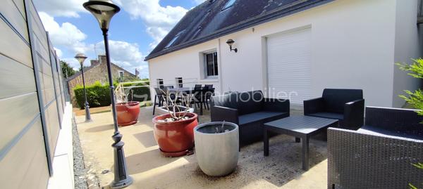 Maison 142 m2 clé en main à Fougères

Laissez-vous séduire par cette maison aux prestations de qualité, construite avec de beaux matériaux et offrant de généreux volumes, idéale pour une vie de famille.

Au rez-de-chaussée, vous découvrirez une entrée avec placard, ouvrant sur une spacieuse pièce de vie lumineuse composée d’une cuisine entièrement équipée, d’un salon agrémenté d’une cheminée éthanol et d’une salle à manger. L’ensemble donne accès à une terrasse exposée Nord-Est, sans vis-à-vis.

En demi-niveau, deux belles chambres dont une avec dressing, une salle d’eau avec double vasque ainsi qu’un WC indépendant.
À l’étage, une grande mezzanine pouvant faire office de salle de cinéma ou d’espace bureau dessert deux chambres supplémentaires, une salle d’eau avec WC suspendu ainsi qu’une salle de jeux.
En sous-sol, un vaste garage double avec porte motorisée permet de stationner deux véhicules et offre un bel espace buanderie / chaufferie. 
À l’extérieur, vous profiterez d’un jardin arboré, d’une terrasse avec accès direct depuis la salle à manger et d’un abri bois sur dalle béton, à l’abri des regards.

Prestations :
Chauffage électrique
Double vitrage
Volets roulants électriques
Assainissement collectif

Les atouts :
Maison parfaitement entretenue
Matériaux et finitions de qualité
4 chambres
Environnement calme
Proximité immédiate des écoles, commodités et arrêt de bus

Contactez moi ! Sylvain TREHET BSK immobilier Tel 0638753583