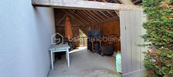 Maison 142 m2 clé en main à Fougères

Laissez-vous séduire par cette maison aux prestations de qualité, construite avec de beaux matériaux et offrant de généreux volumes, idéale pour une vie de famille.

Au rez-de-chaussée, vous découvrirez une entrée avec placard, ouvrant sur une spacieuse pièce de vie lumineuse composée d’une cuisine entièrement équipée, d’un salon agrémenté d’une cheminée éthanol et d’une salle à manger. L’ensemble donne accès à une terrasse exposée Nord-Est, sans vis-à-vis.

En demi-niveau, deux belles chambres dont une avec dressing, une salle d’eau avec double vasque ainsi qu’un WC indépendant.
À l’étage, une grande mezzanine pouvant faire office de salle de cinéma ou d’espace bureau dessert deux chambres supplémentaires, une salle d’eau avec WC suspendu ainsi qu’une salle de jeux.
En sous-sol, un vaste garage double avec porte motorisée permet de stationner deux véhicules et offre un bel espace buanderie / chaufferie. 
À l’extérieur, vous profiterez d’un jardin arboré, d’une terrasse avec accès direct depuis la salle à manger et d’un abri bois sur dalle béton, à l’abri des regards.

Prestations :
Chauffage électrique
Double vitrage
Volets roulants électriques
Assainissement collectif

Les atouts :
Maison parfaitement entretenue
Matériaux et finitions de qualité
4 chambres
Environnement calme
Proximité immédiate des écoles, commodités et arrêt de bus

Contactez moi ! Sylvain TREHET BSK immobilier Tel 0638753583