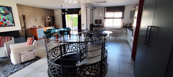 Maison 142 m2 clé en main à Fougères

Laissez-vous séduire par cette maison aux prestations de qualité, construite avec de beaux matériaux et offrant de généreux volumes, idéale pour une vie de famille.

Au rez-de-chaussée, vous découvrirez une entrée avec placard, ouvrant sur une spacieuse pièce de vie lumineuse composée d’une cuisine entièrement équipée, d’un salon agrémenté d’une cheminée éthanol et d’une salle à manger. L’ensemble donne accès à une terrasse exposée Nord-Est, sans vis-à-vis.

En demi-niveau, deux belles chambres dont une avec dressing, une salle d’eau avec double vasque ainsi qu’un WC indépendant.
À l’étage, une grande mezzanine pouvant faire office de salle de cinéma ou d’espace bureau dessert deux chambres supplémentaires, une salle d’eau avec WC suspendu ainsi qu’une salle de jeux.
En sous-sol, un vaste garage double avec porte motorisée permet de stationner deux véhicules et offre un bel espace buanderie / chaufferie. 
À l’extérieur, vous profiterez d’un jardin arboré, d’une terrasse avec accès direct depuis la salle à manger et d’un abri bois sur dalle béton, à l’abri des regards.

Prestations :
Chauffage électrique
Double vitrage
Volets roulants électriques
Assainissement collectif

Les atouts :
Maison parfaitement entretenue
Matériaux et finitions de qualité
4 chambres
Environnement calme
Proximité immédiate des écoles, commodités et arrêt de bus

Contactez moi ! Sylvain TREHET BSK immobilier Tel 0638753583
